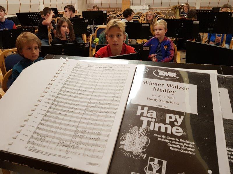 PRIPRAVE ŠOLSKIH ORKESTROV (pihalni, godalni in kitarski)